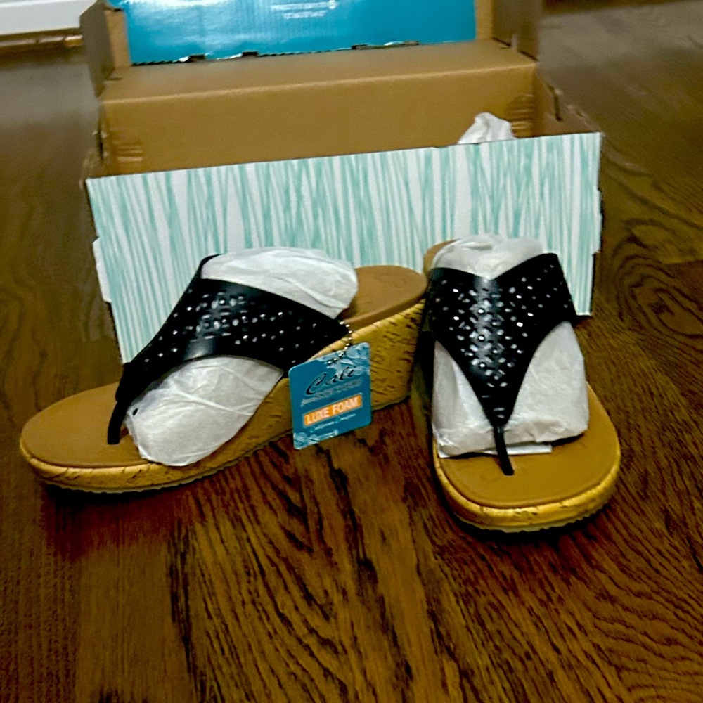 NEW Cali from Skechers Black Wedge Thong Sandals Size 7.5
